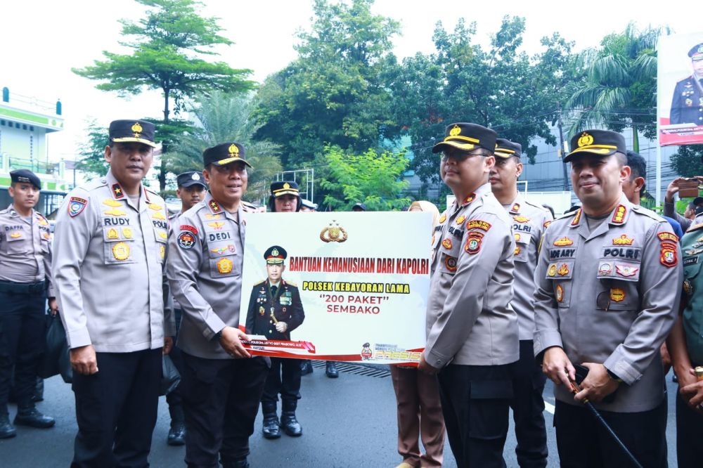Kapolri Jenderal Listyo Sigit Prabowo salurkan bantuan ke wilayah slum Area Jaksel