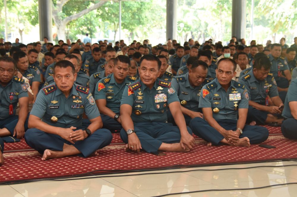 Dankodiklatal Letjen TNI Marinir Suhartono bersama warga kodiklatal ikuti ceramah agama di bulan Ramadhan
