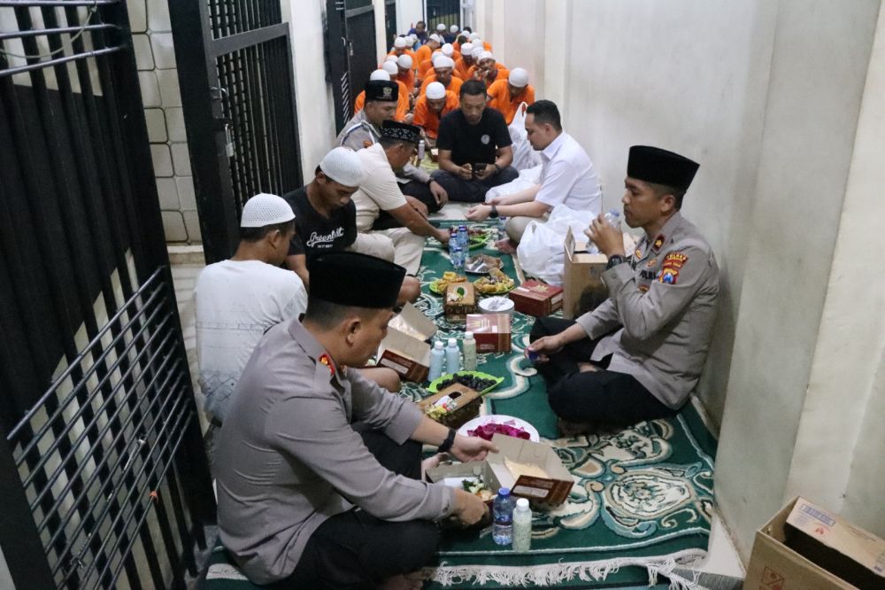Kapolres Gresik AKBP Adhitya Panji Anom saat buka puasa bersama tahanan