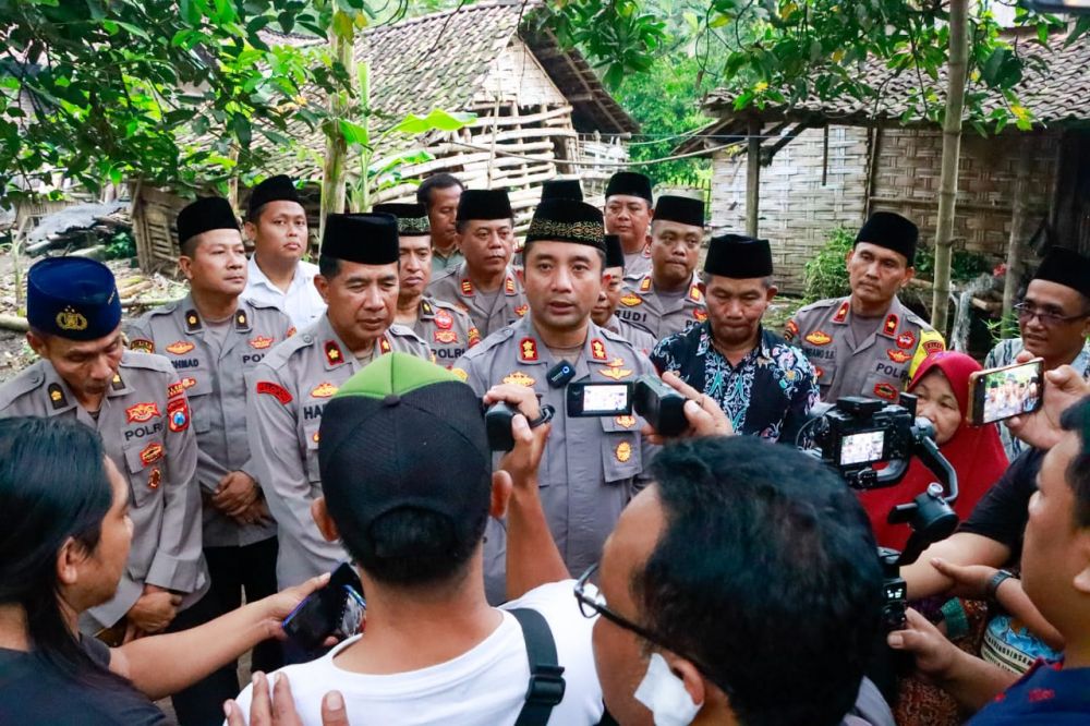 Bulan Ramadhan, Kapolres Jombang Sapa Warga dan Bagi 100 Paket Sembako