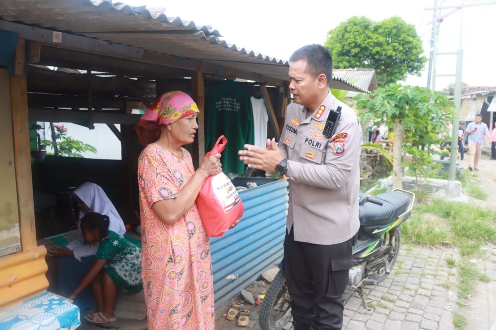 Polresta Sidoarjo Distribusikan 200 Paket Bantuan Kemanusiaan untuk Negeri