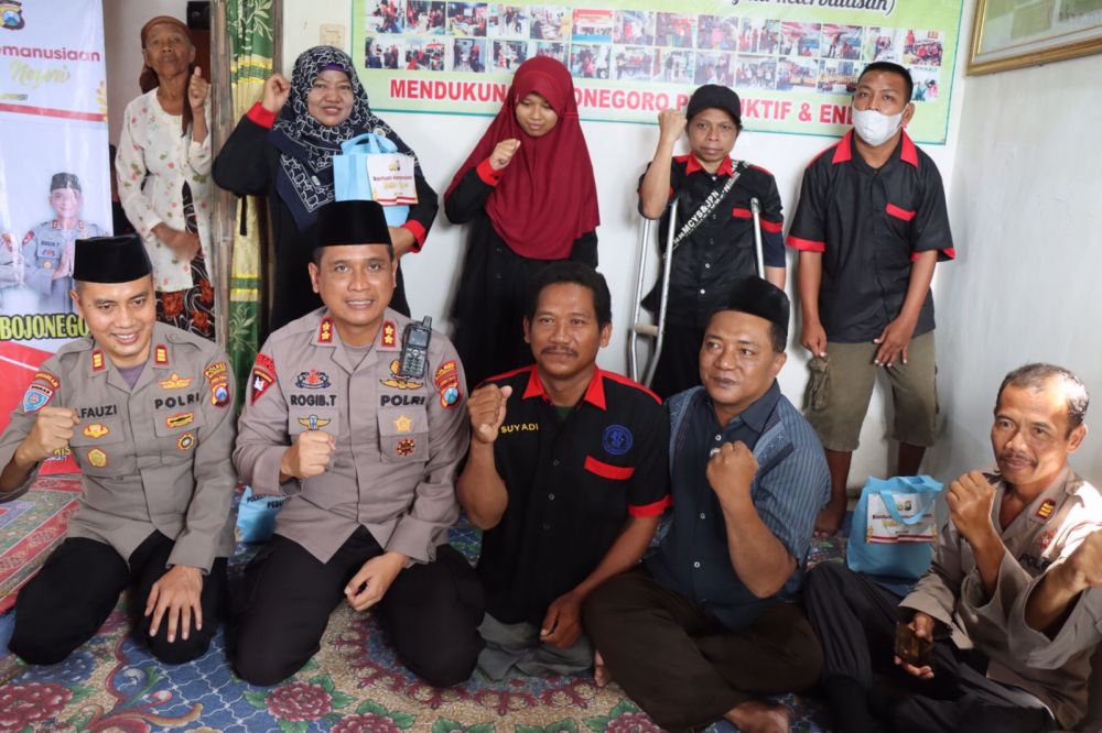 Salurkan Bansos, Kapolres Bojonegoro Peduli Disabilitas