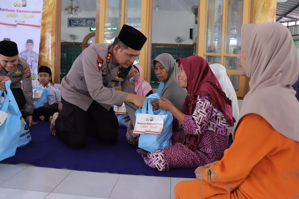 Kapolres Bojonegoro AKBP Rogib Triyanto berikan bantuan ke warga kurang mampu