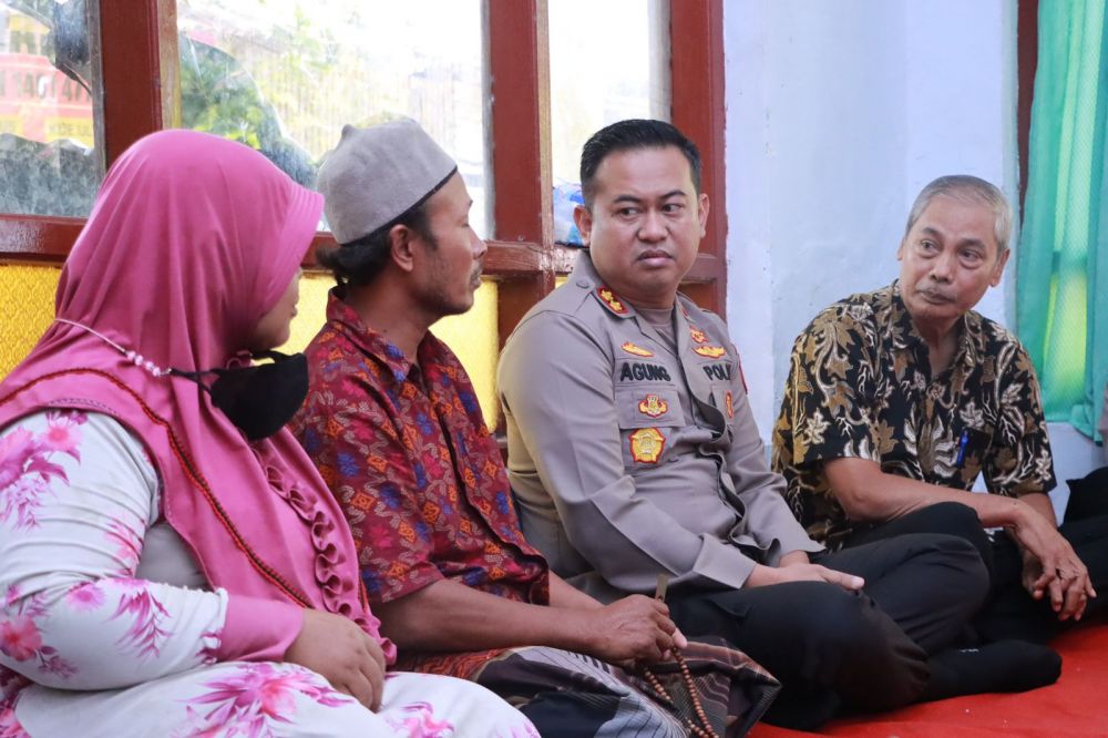 Kapolres Kediri AKBP Agung Setyo Nugroho saat kunjungan ke keluarga korban yang hanyut 