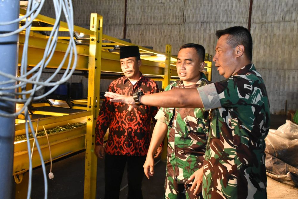 Danrem 084/BJ Brigjen TNI Terry Tresna Purnama saat tinjau lokasi pabrik