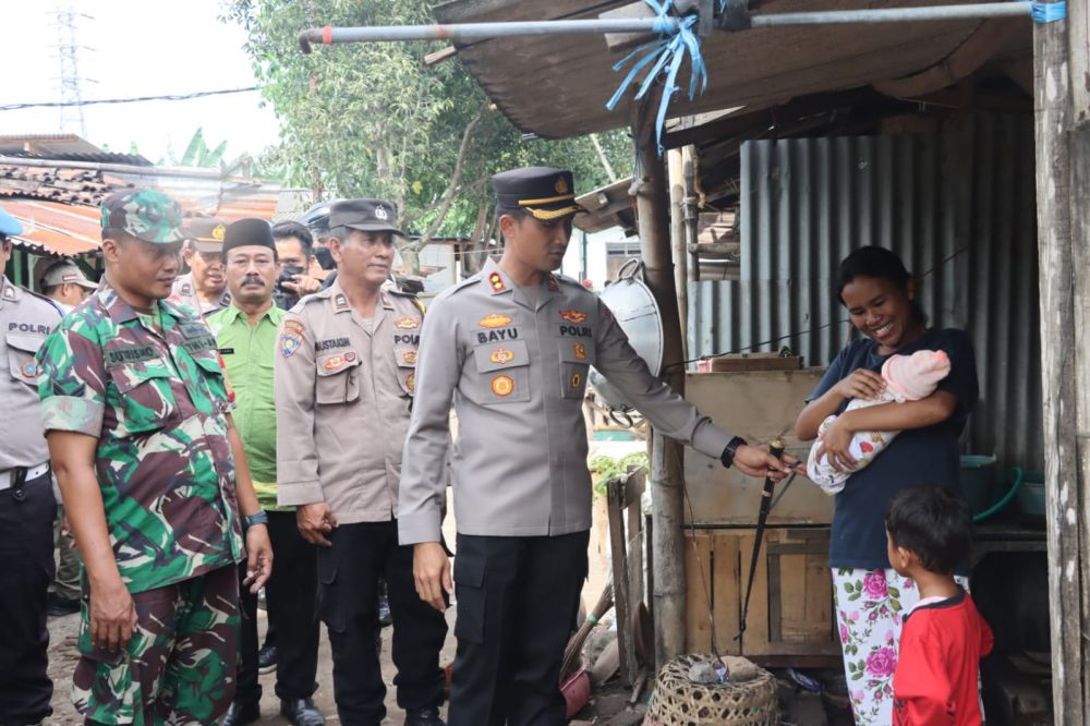 Kapolres Pasuruan sambang warga dan berbagi sembako