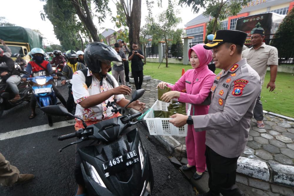 Kapolres Gresik Bagi Takjil Bongko Kopyor ke Masyarakat