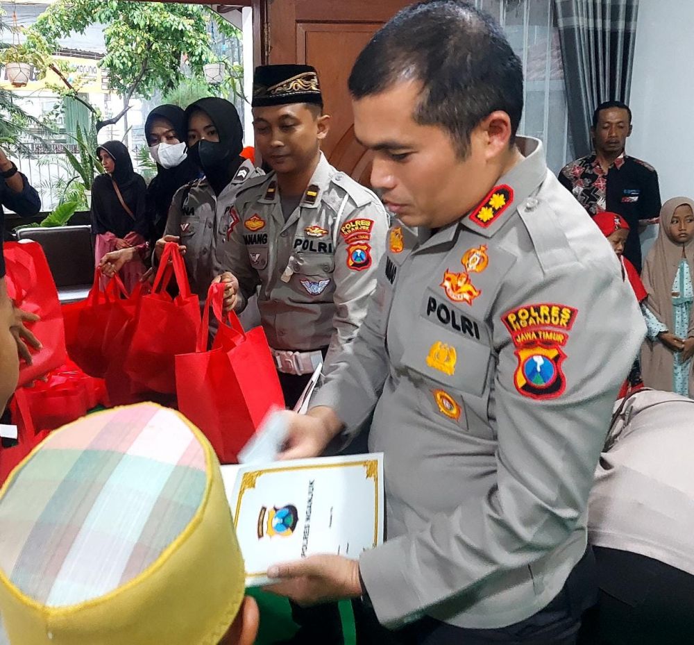 Kapolres Nganjuk AKBP Muhammad saat beri santunan kepada anak Yatim-piatu