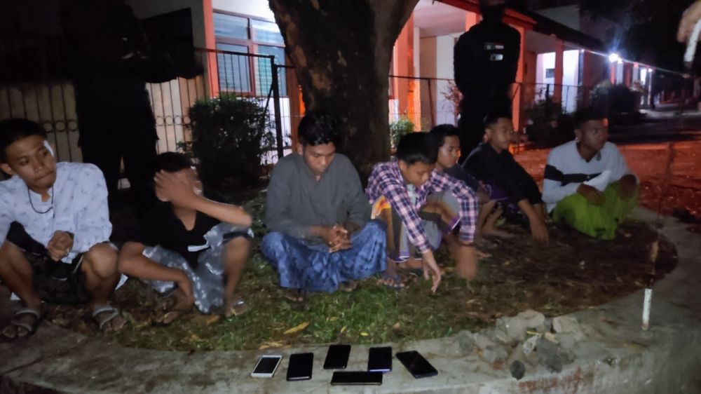 Satsamapta Polres Bondowoso amankan pemuda yang akan perang Sarung