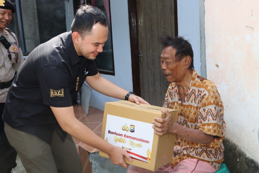 Polres Tulungagung berikan bantuan sosial ke warga kurang mampu