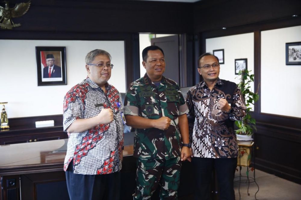 Pangdam V/Brawijaya Mayjen TNI Farid Makruf saat kunjungan kerja ke kantor DJP Jatim 1 