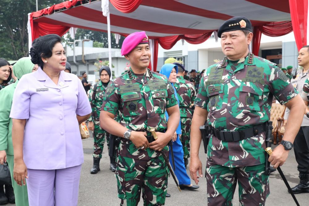 Dankodiklatal Letjen TNI Marinir Suhartono bersama Panglima TNI Yudo Margono