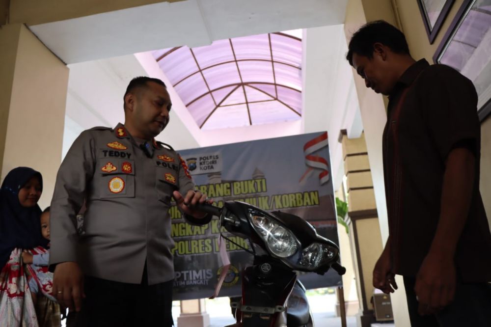 Kapolres Kediri Kota AKBP Teddy Chandra saat kembalikan motor korban yang hilang dicuri