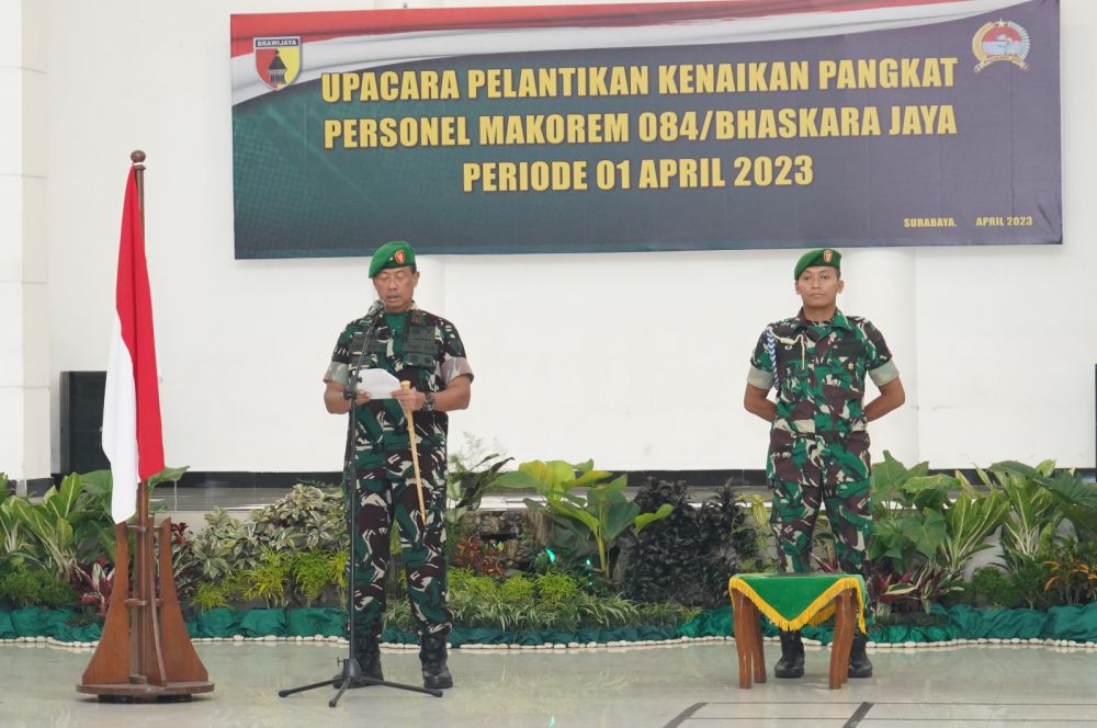 Danrem 084/BJ Brigjen TNI Terry Tresna Purnama pimpin kenaikan pangkat personil Korem 084/BJ 