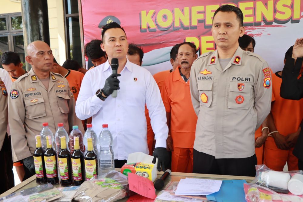 Wakapolres Nganjuk Kompol Moh. Asrori Khadafi didampingi Kasatreskrim Polres Nganjuk AKP I Gusti saat ungkap kasus selama Ops Pekat Semeru