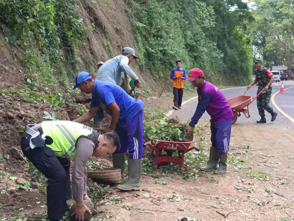 Tanah longsor yang dievakuasi TNI-Polri dan BPBD bersama warga sekitar