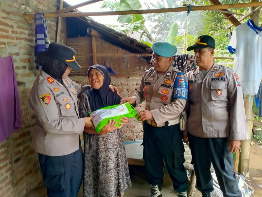 Polres Mojokerto berbagi sembako ke warga di bulan Ramadhan