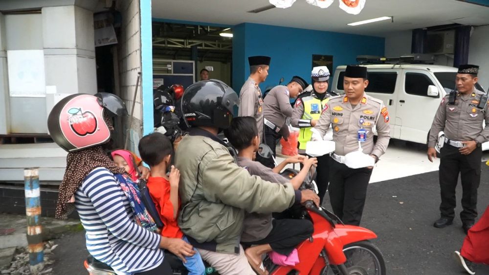 Kasat Lantas Polres Gresik AKP Agung Fitransyah saat berbagi takjil ke pengendara