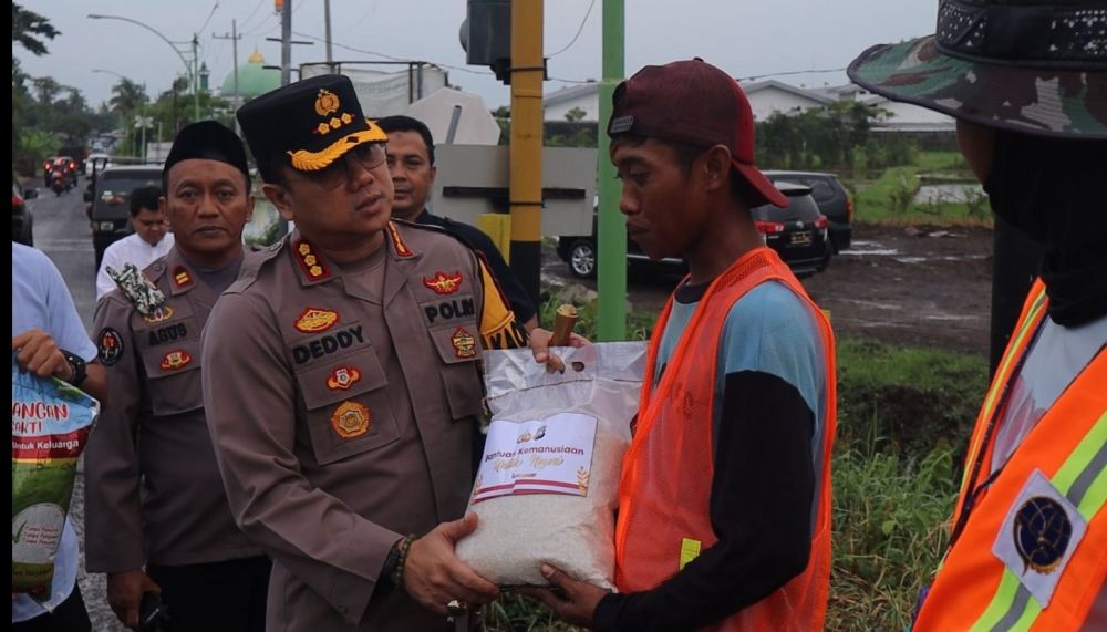 Kapolresta Banyuwangi Kombespol Deddy Foury Millewa saat memberikan bantuan sembako