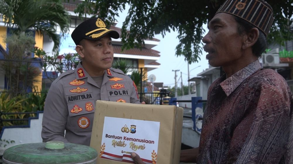 Kapolres Gresik AKBP Adhitya Panji Anom saat memberikan paket sembako