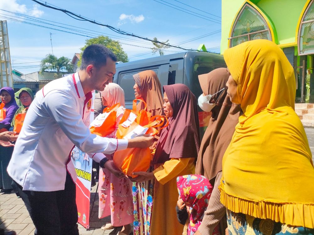 Kasat Reskrim Polres Bojonegoro AKP Girindra Wardana berikan Bansos ke warga