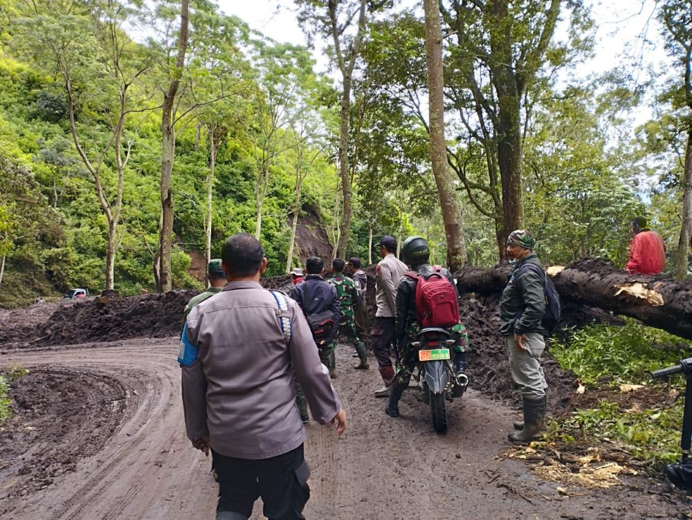 TNI-Polri bersama warga evakuasi tanah longsor