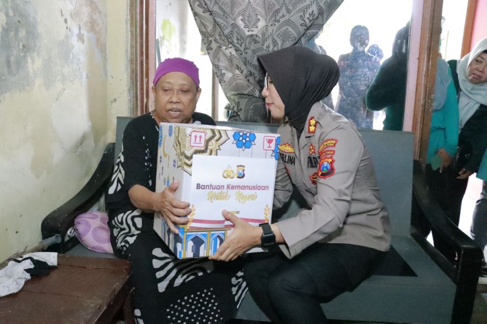 Kapolres Pelabuhan Tanjung Perak Surabaya AKBP Herlina saat memberikan bantuan kemanusiaan