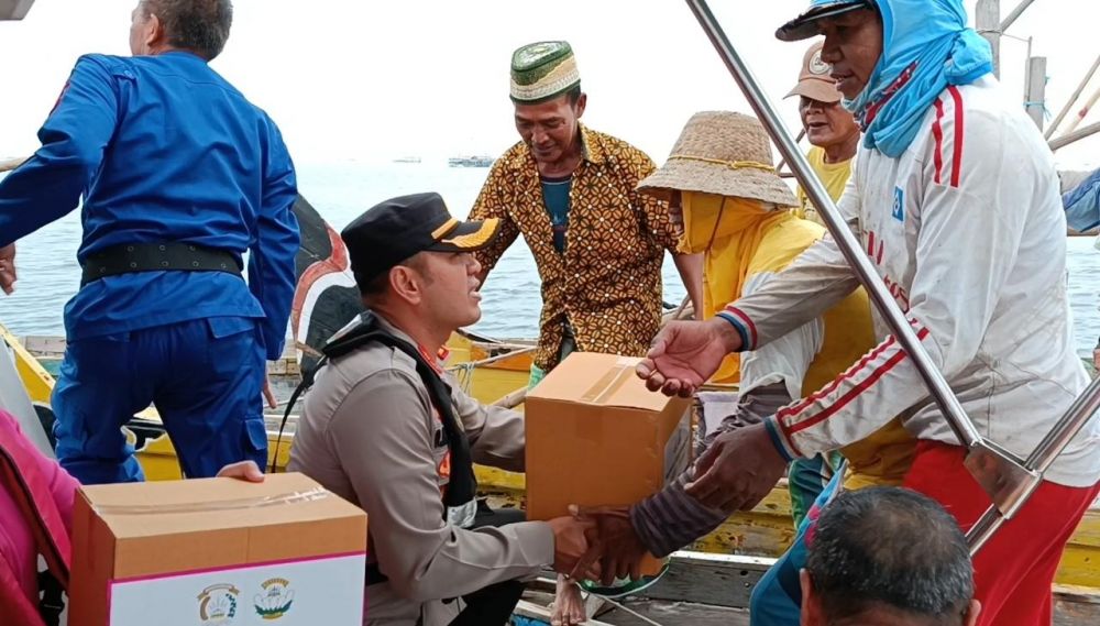 Kapolres Pasuruan Kota AKBP Muhammad Jauhari saat memberikan bantuan kemanusiaan