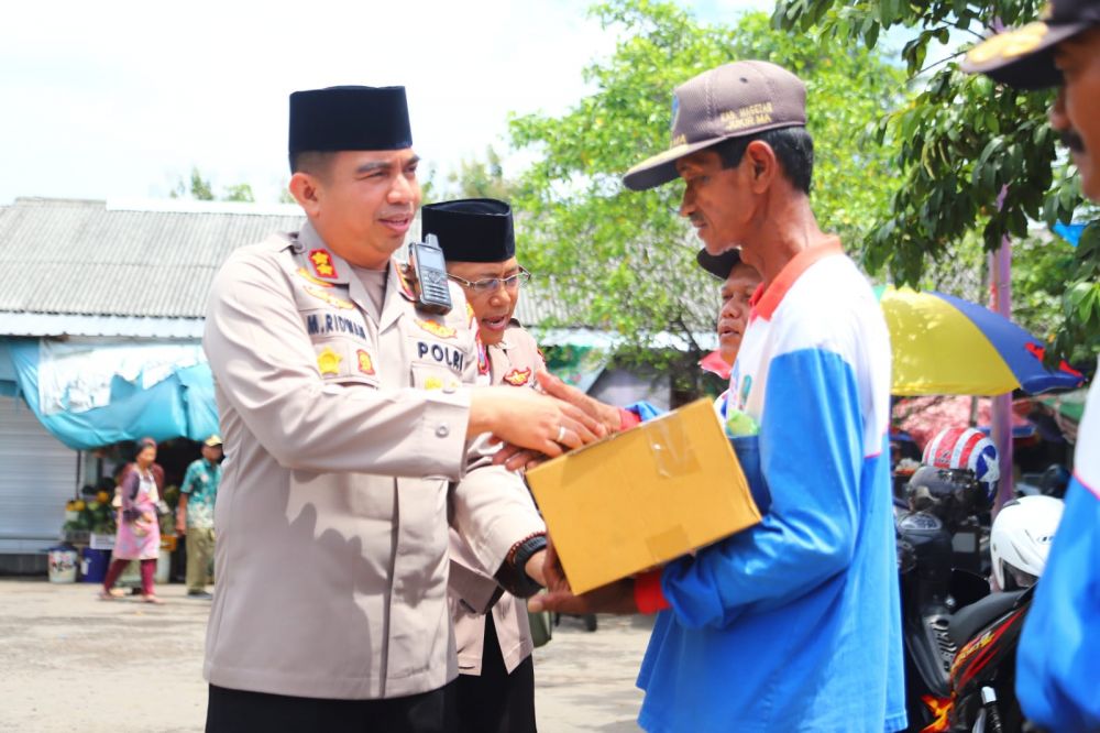 Kapolres Magetan Bagi Bantuan Kemanusiaan ke Warga di Bulan Ramadhan