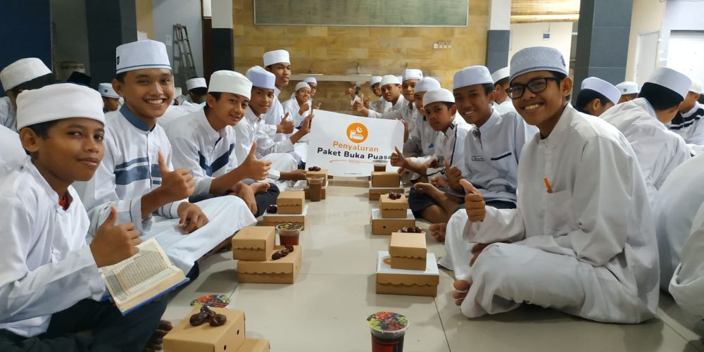 Laznas BMH salurkan paket buka puasa untuk santri