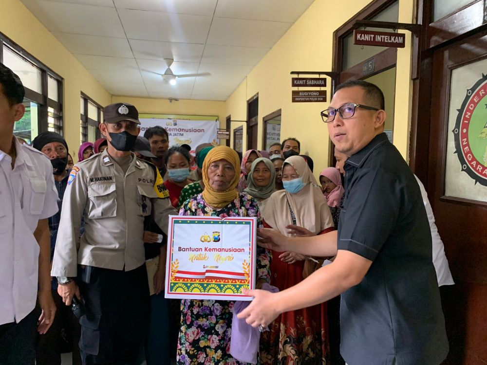 Dirresnarkoba Polda Jatim Kombespol Arie Ardian Rishadi saat berbagi sembako