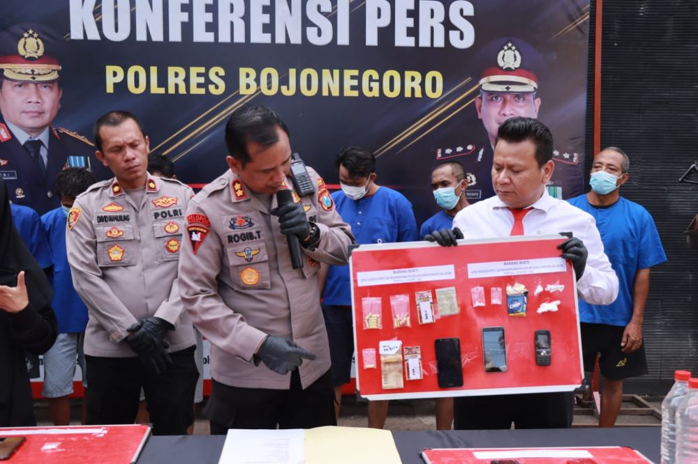 Kapolres Bojonegoro AKBP Rogib Triyanto saat ungkap kasus saat Ops Pekat Semeru 2023