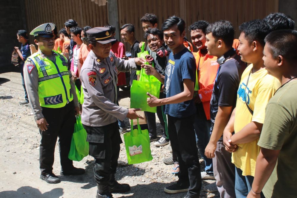 Polres Nganjuk bagikan bantuan kemanusiaan ke kurir paket