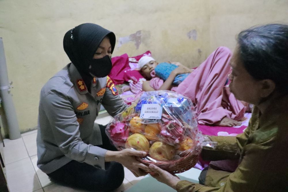 Kapolres Pelabuhan Tanjung Perak Surabaya AKBP Herlina saat kunjungi korban perampasan tas