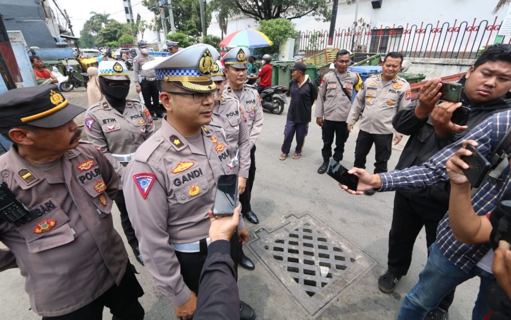 Ditlantas Polda Jatim berbagi sembako ke pemulung