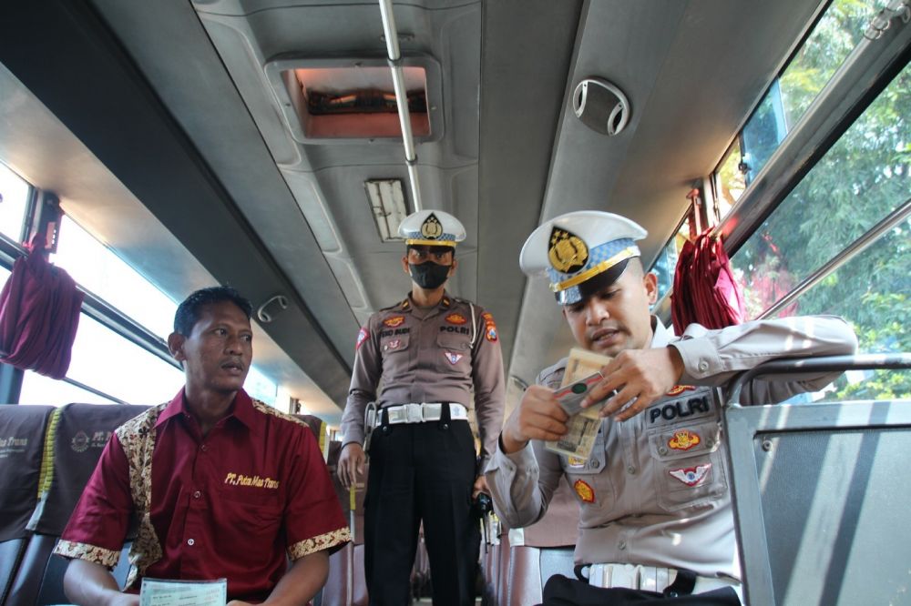 Satlantas Polres Bojonegoro lakukan ramp check di terminal Rajekwesi