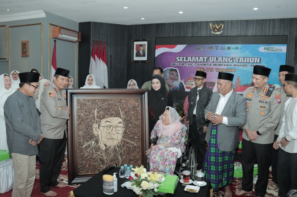 Kapolda Jatim Irjen Pol Dr. Toni Harmanto saat memberikan kenang foto Gus Dur