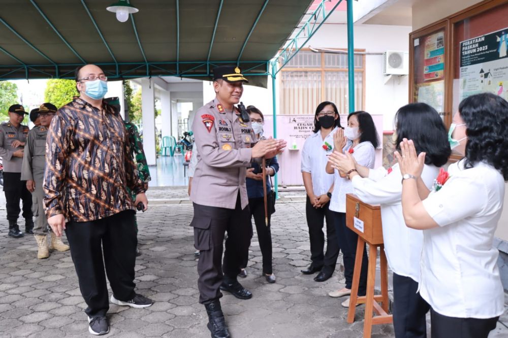 Kapolres Bojonegoro AKBP Rogib Triyanto saat pengamanan Jum'at Agung