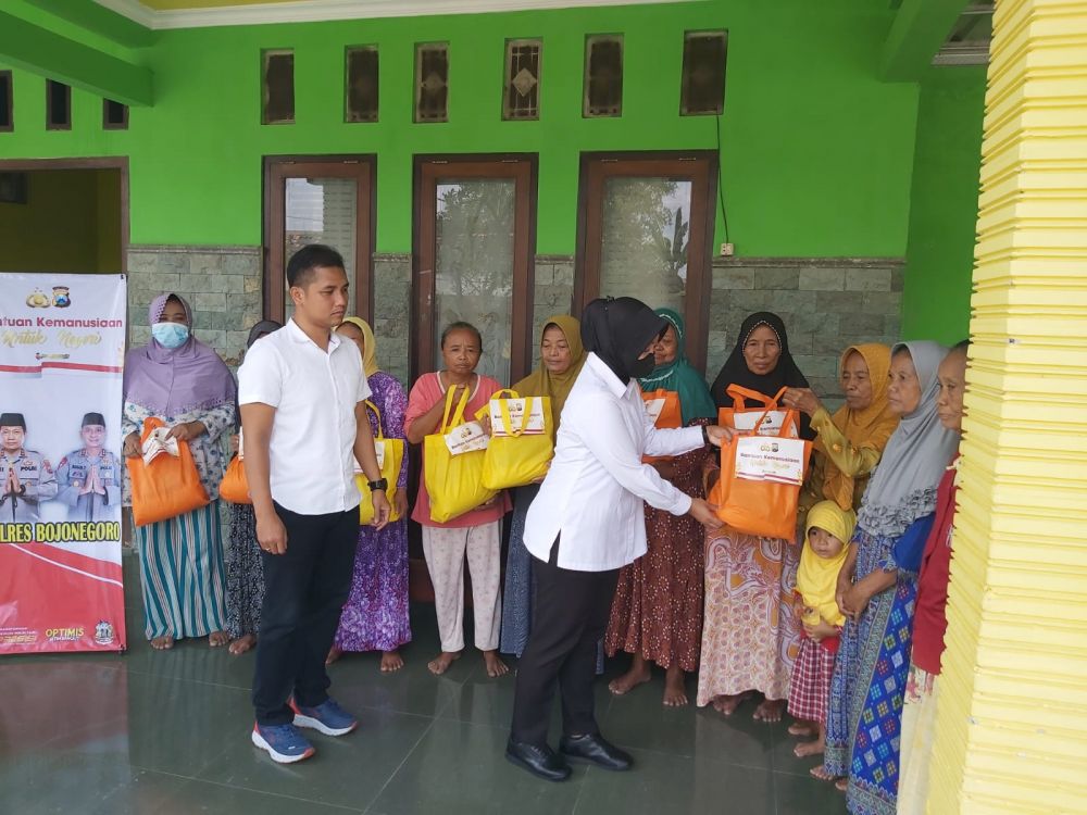 Satresnarkoba dan Satbinmas Polres Bojonegoro Bagikan Bansos di Dander