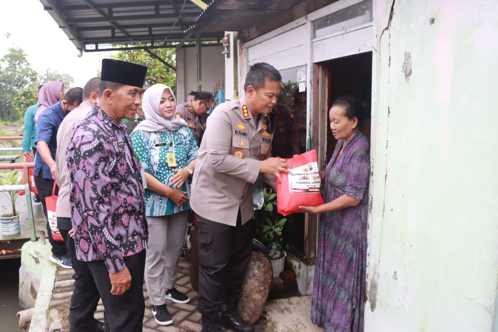 Kapolresta Sidoarjo Kombespol Kusumo Wahyu Bintoro saat sapa Warga dan bagikan bansos