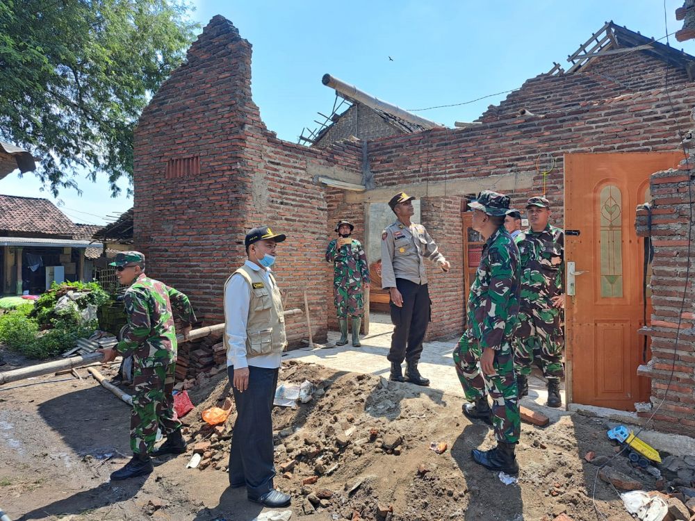 TNI-Polri gelar baksos bantu rumah warga terdampak hujan angin