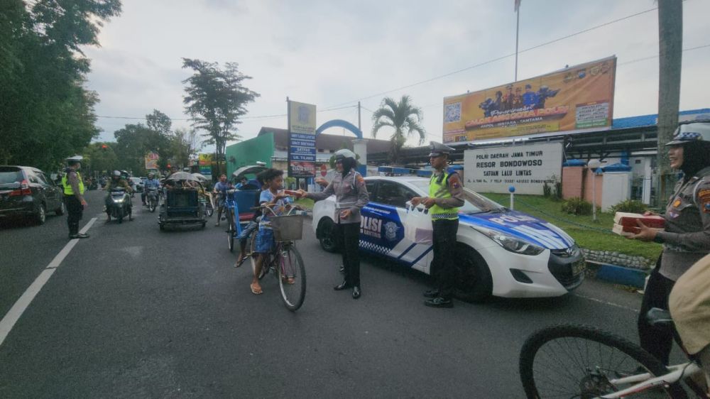 Berkah Ramadhan, Satlantas Polres Bondowoso Bagi Takjil dan Nasi Kotak