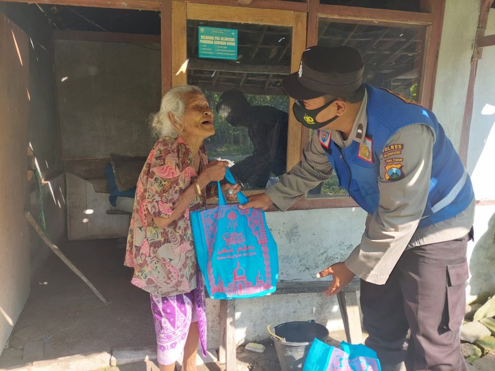 Polres Bojonegoro Bagikan Bansos ke Warga Kurang Mampu