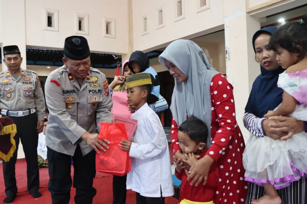 Wakapolres Trenggalek Kompol Sunardi saat berbagi di bulan Ramadhan