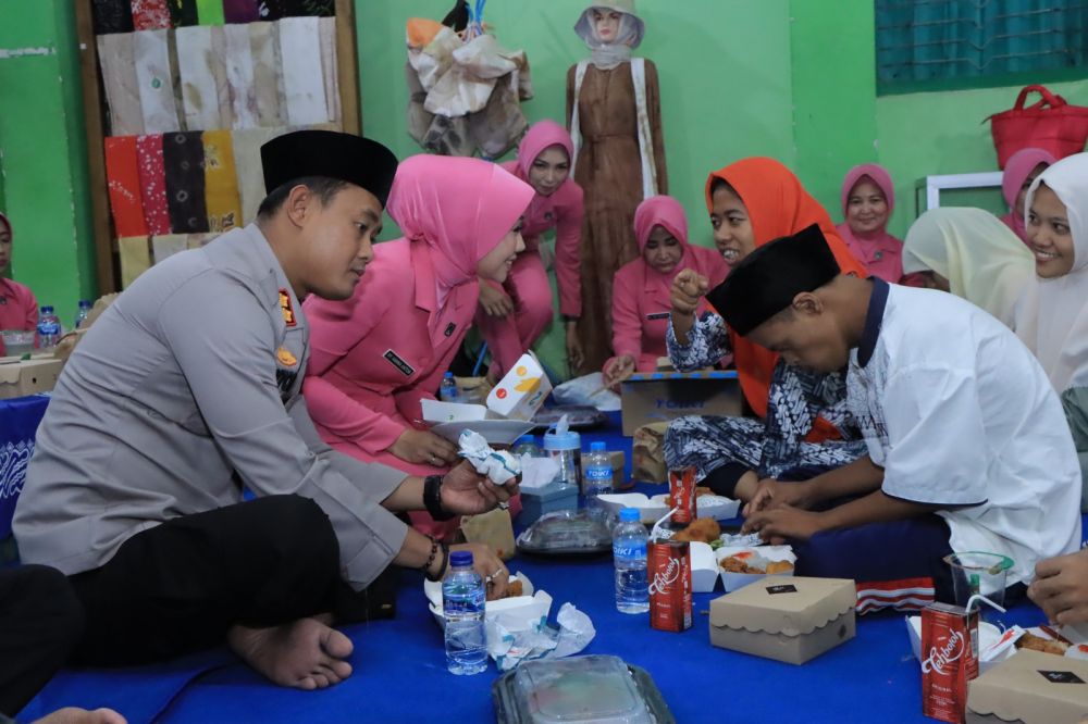 Kapolres Madiun AKBP Anton Prasetyo saat berbagi ke anak Disabilitas