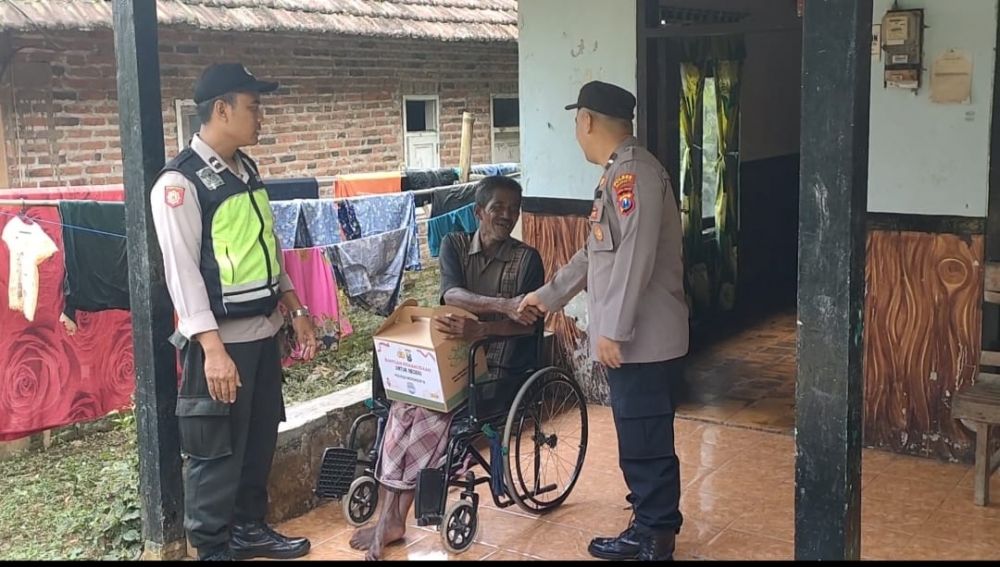 Polres Mojokerto bagikan bantuan kemanusiaan Door to Door