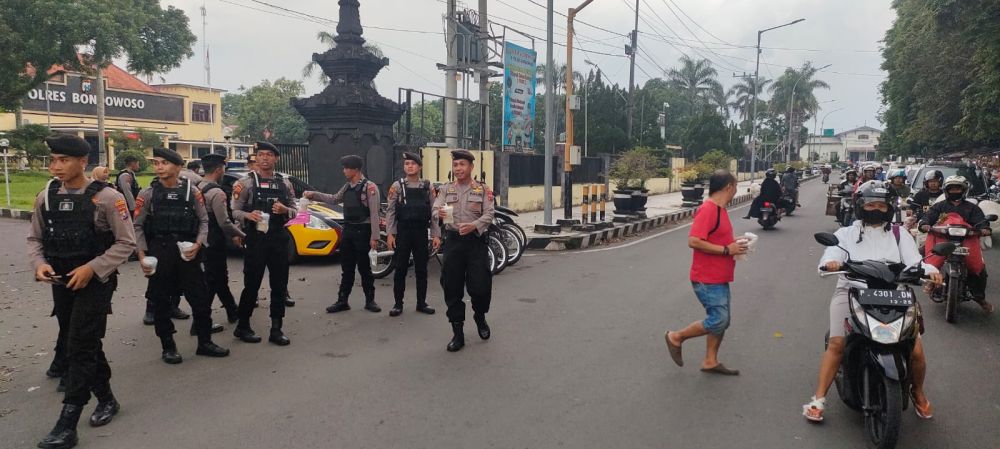 Satsamapta Polres Bondowoso berbagi takjil jelang buka puasa