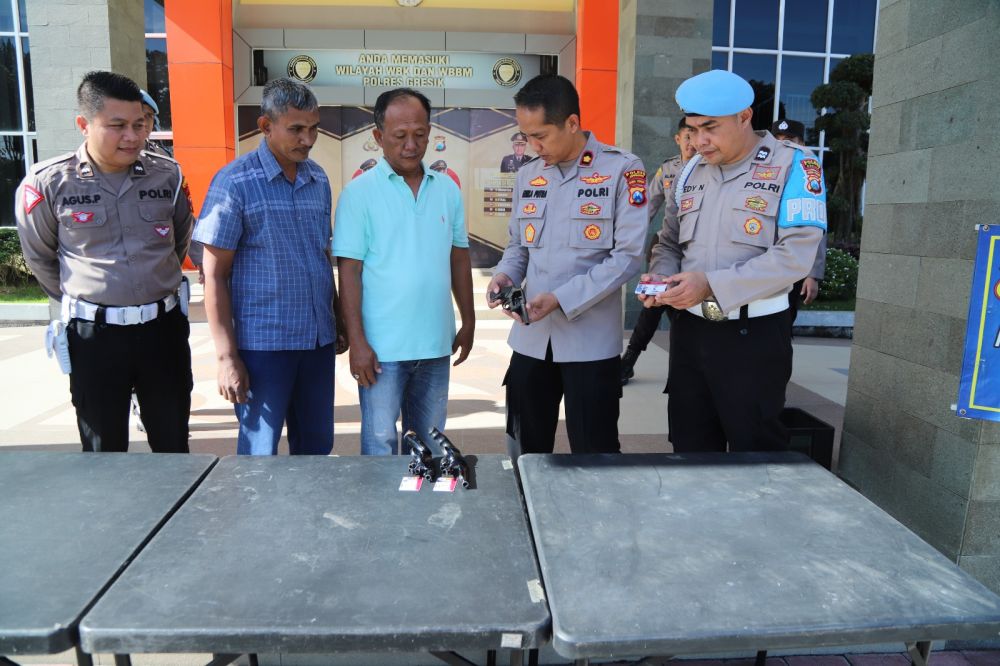 Wakapolres Gresik Kompol Erika Purwana Putra saat cek Senpi anggota