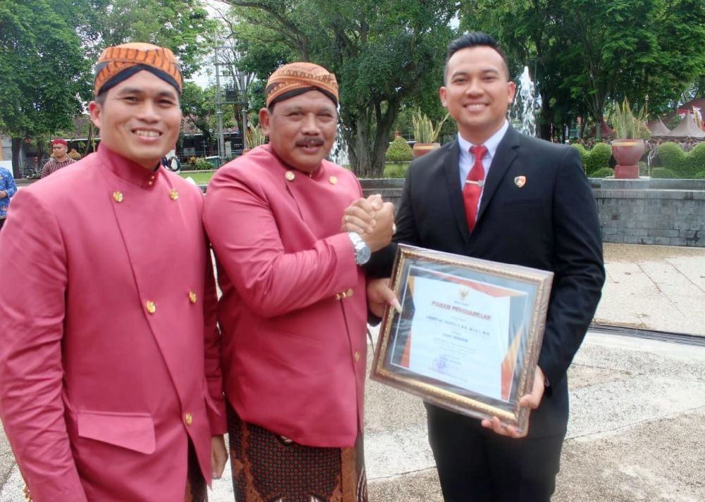 Kapolres Nganjuk AKBP Muhammad bersama Bupati Nganjuk Marhaen Djumadi berikan penghargaan Satreskrim Polres Nganjuk