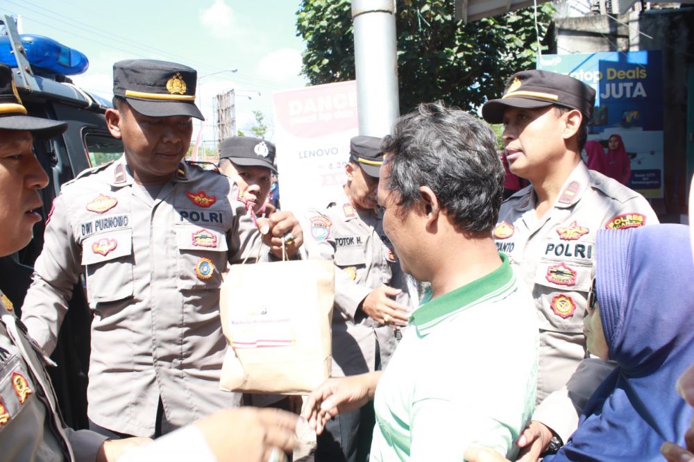 Polres Nganjuk bagikan paket Bansos ke pedagang di pasar Berbek